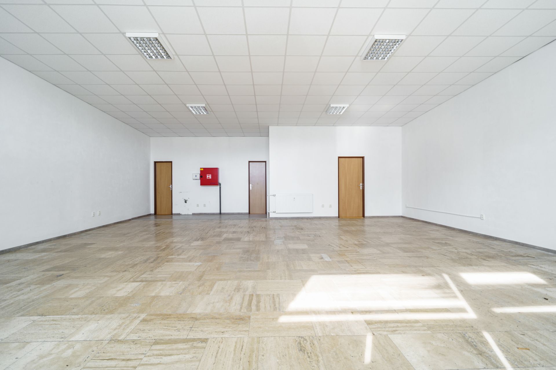 Ponúkame Vám na prenájom priestor o rozlohe viac ako 123 m2 vhodný pre kanceláriu alebo obchodný priestor.