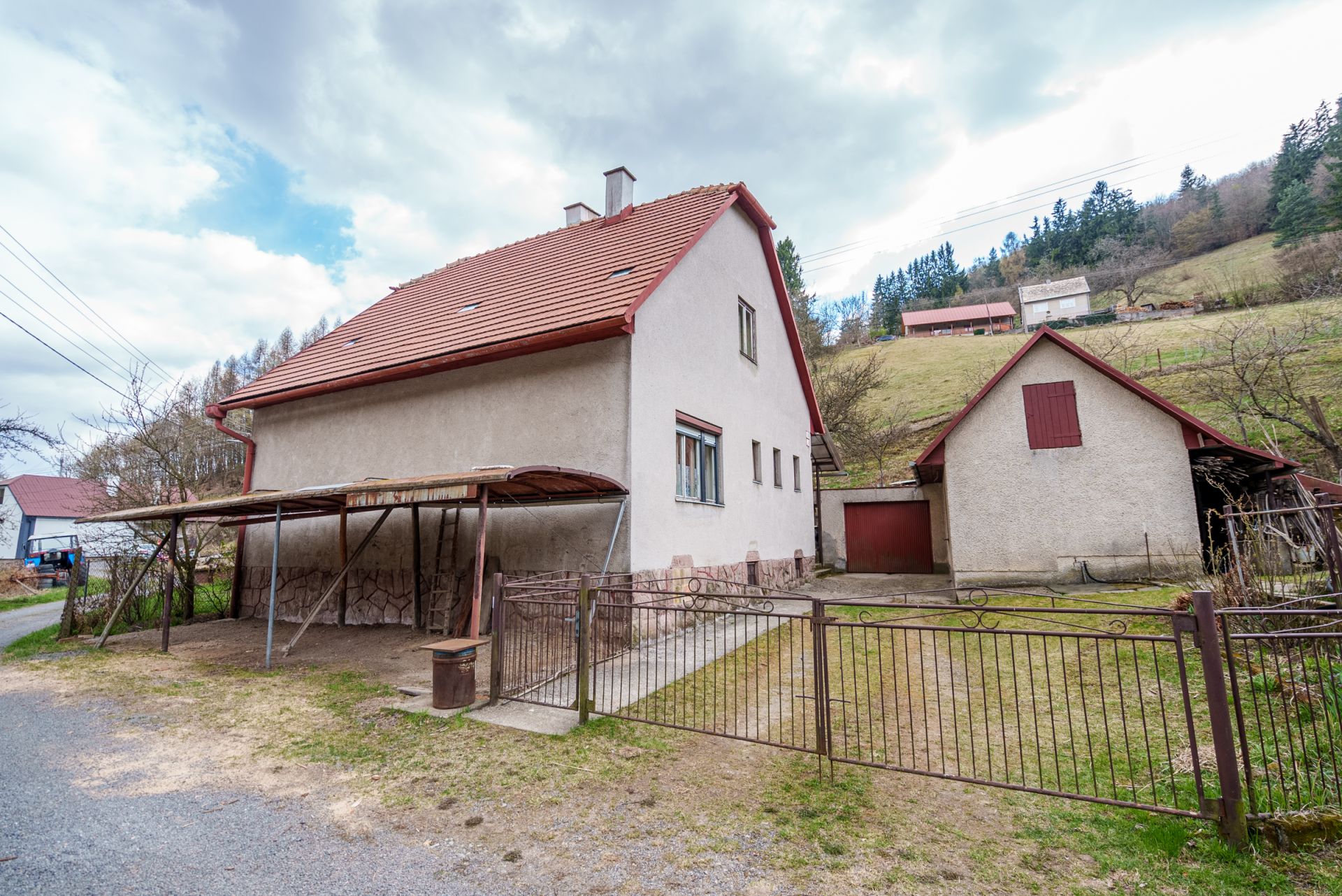 Na predaj 4i dom s hospodárskou budovou v Banskej Štiavnici