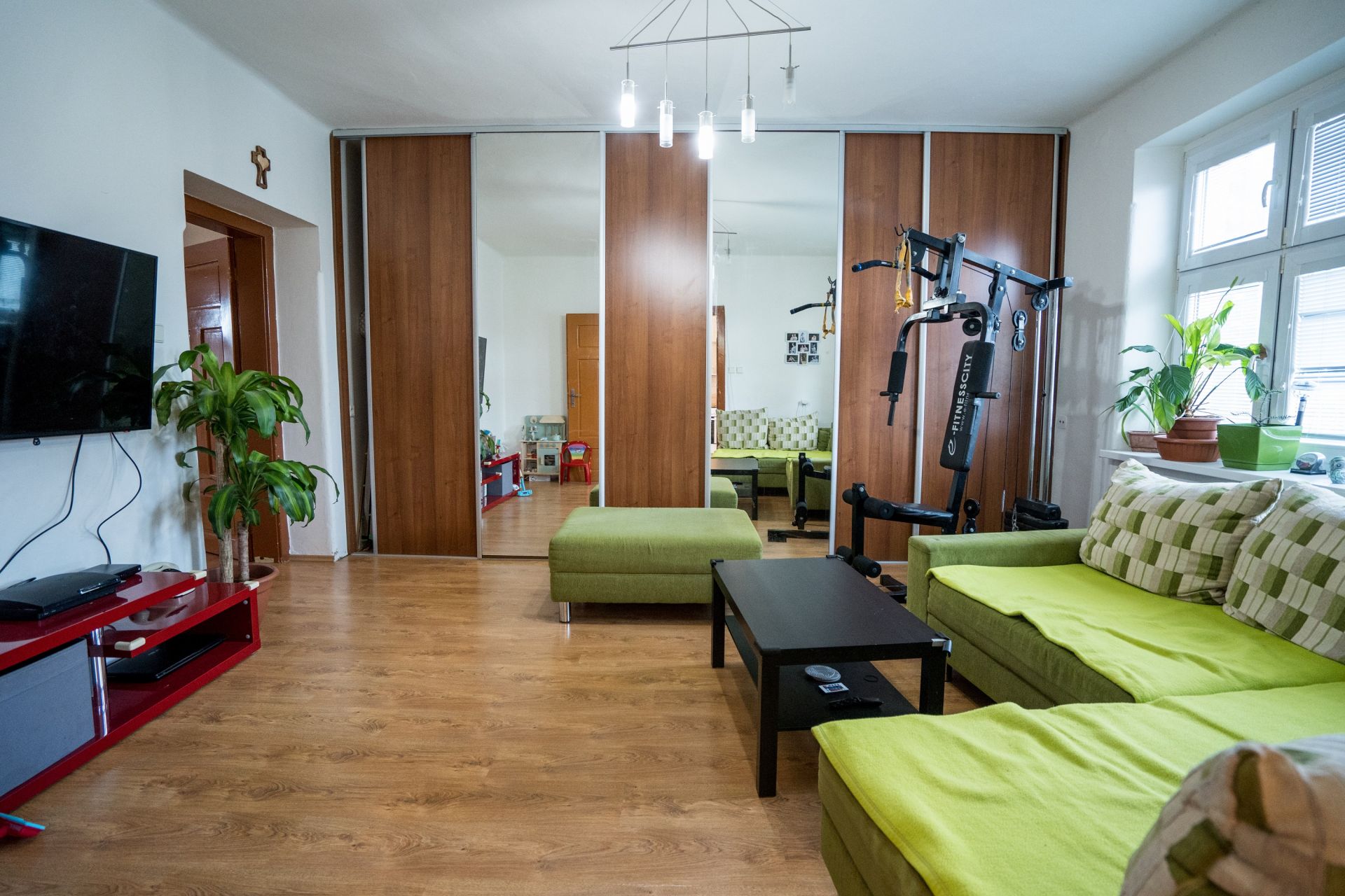 priestranný 2 izbový byt Levice