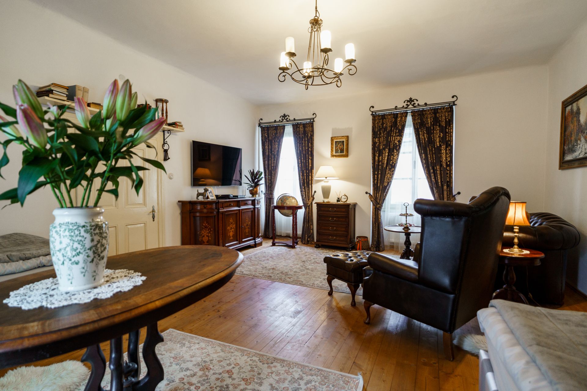 Na predaj komplet vybavený apartmán so súkromnou terasou, v centre mesta.