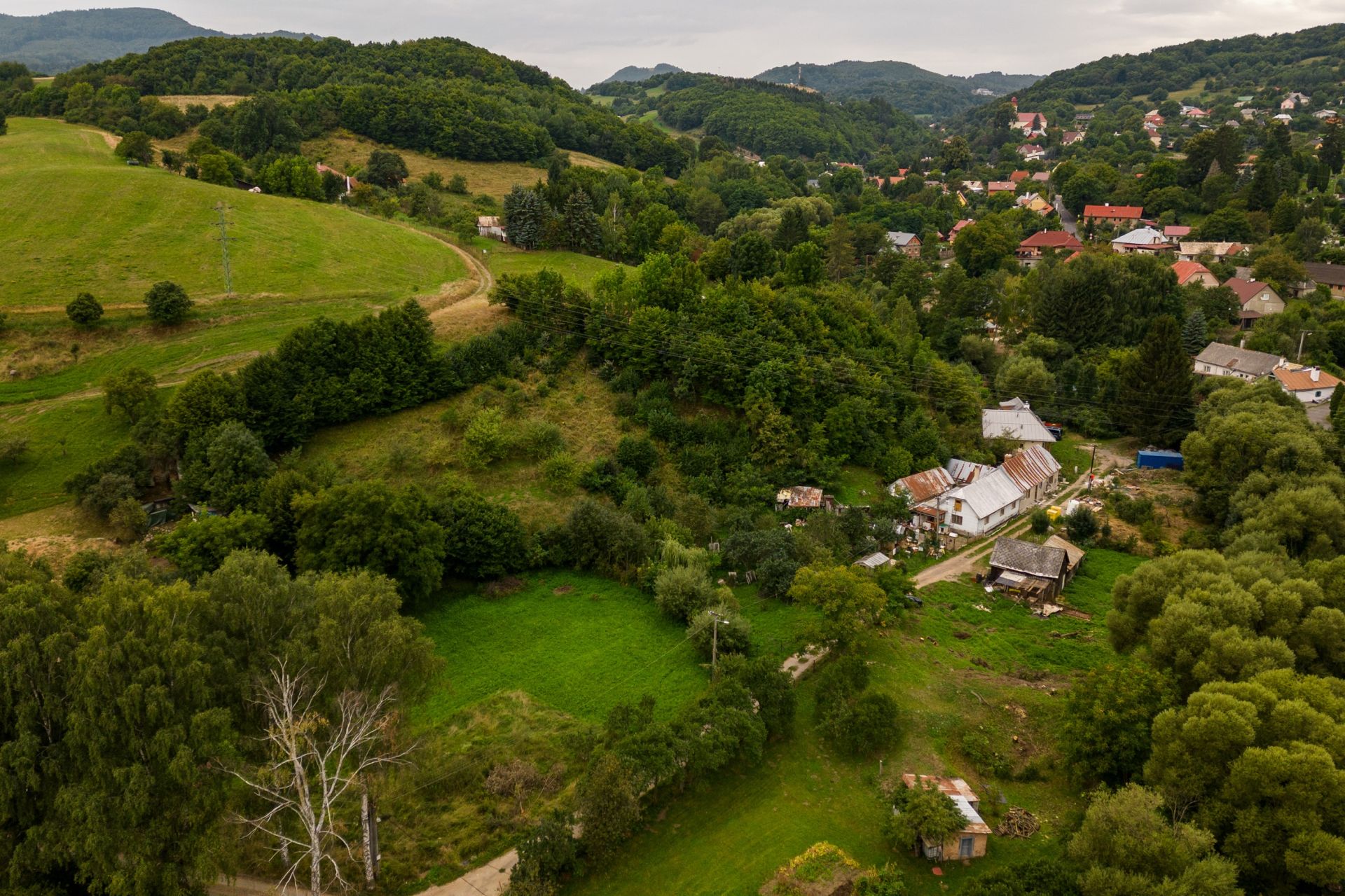 Ponúkame Vám na predaj pozemok v oblasti Povrazník, okres Banská Štiavnica.