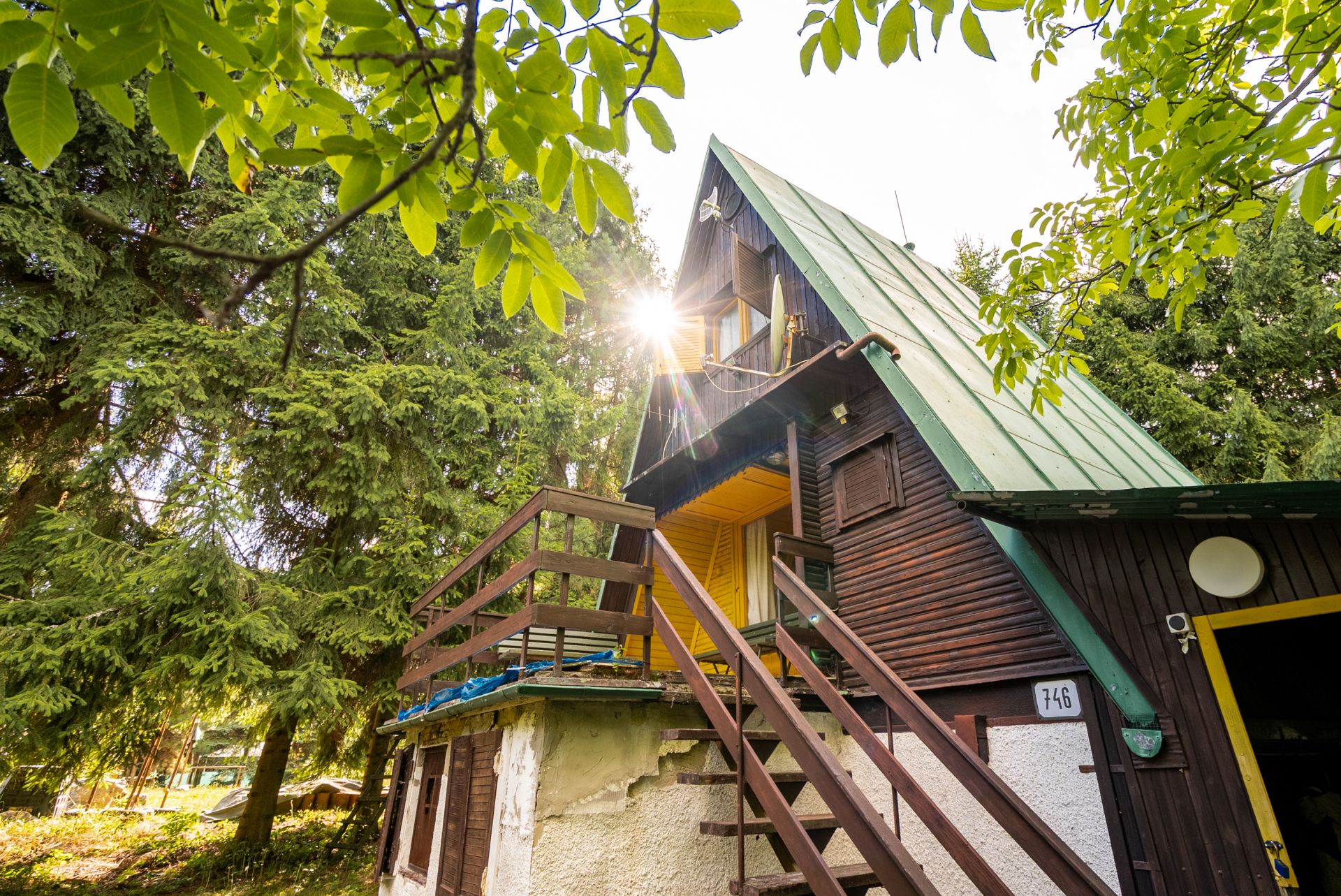 Na predaj chata s drevárňou a garážou
