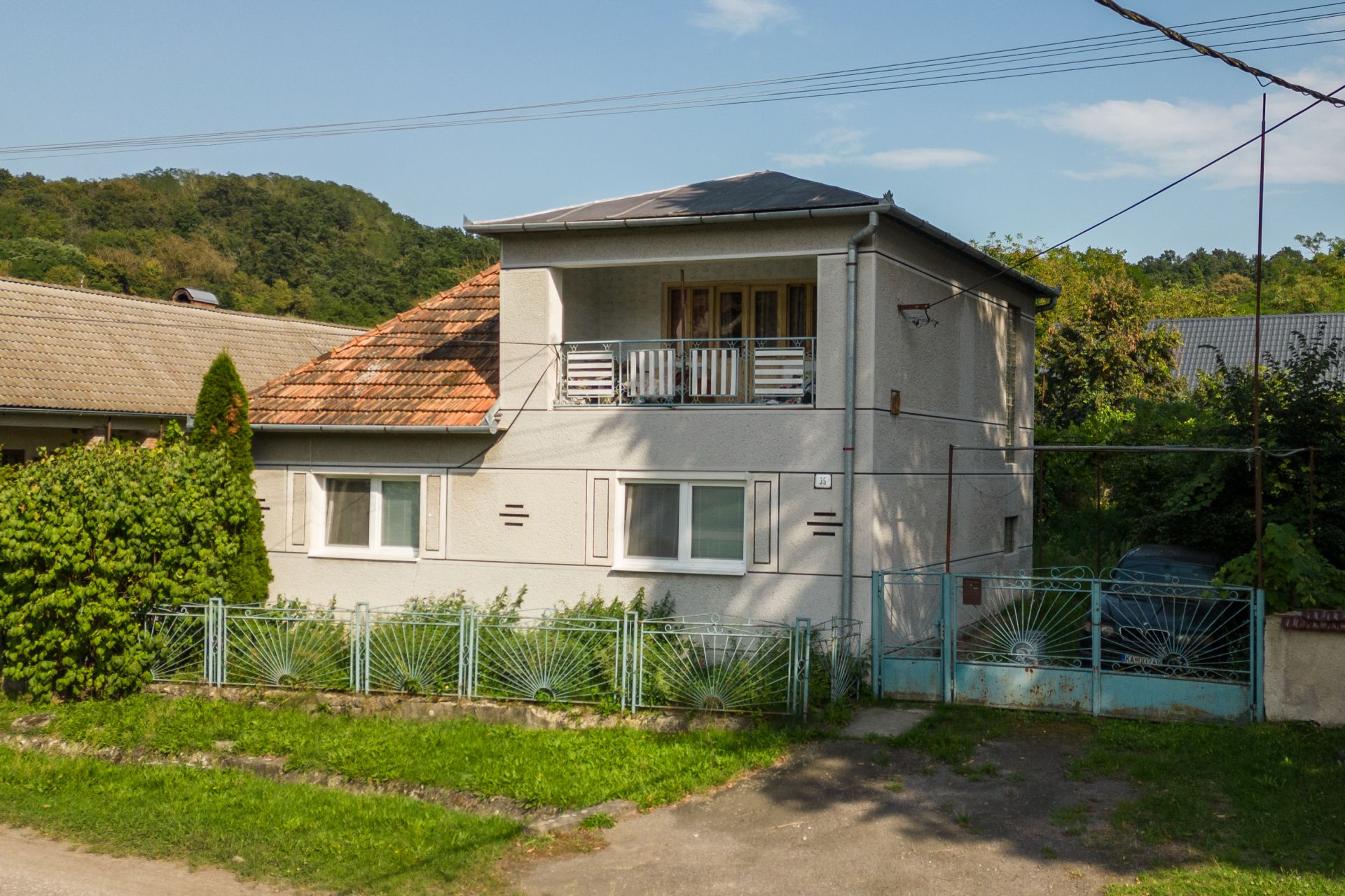 Ponúkame Vám na predaj rodinný dom vhodný na rekonštrukciu podľa vlastných predstáv v obci Lišov.