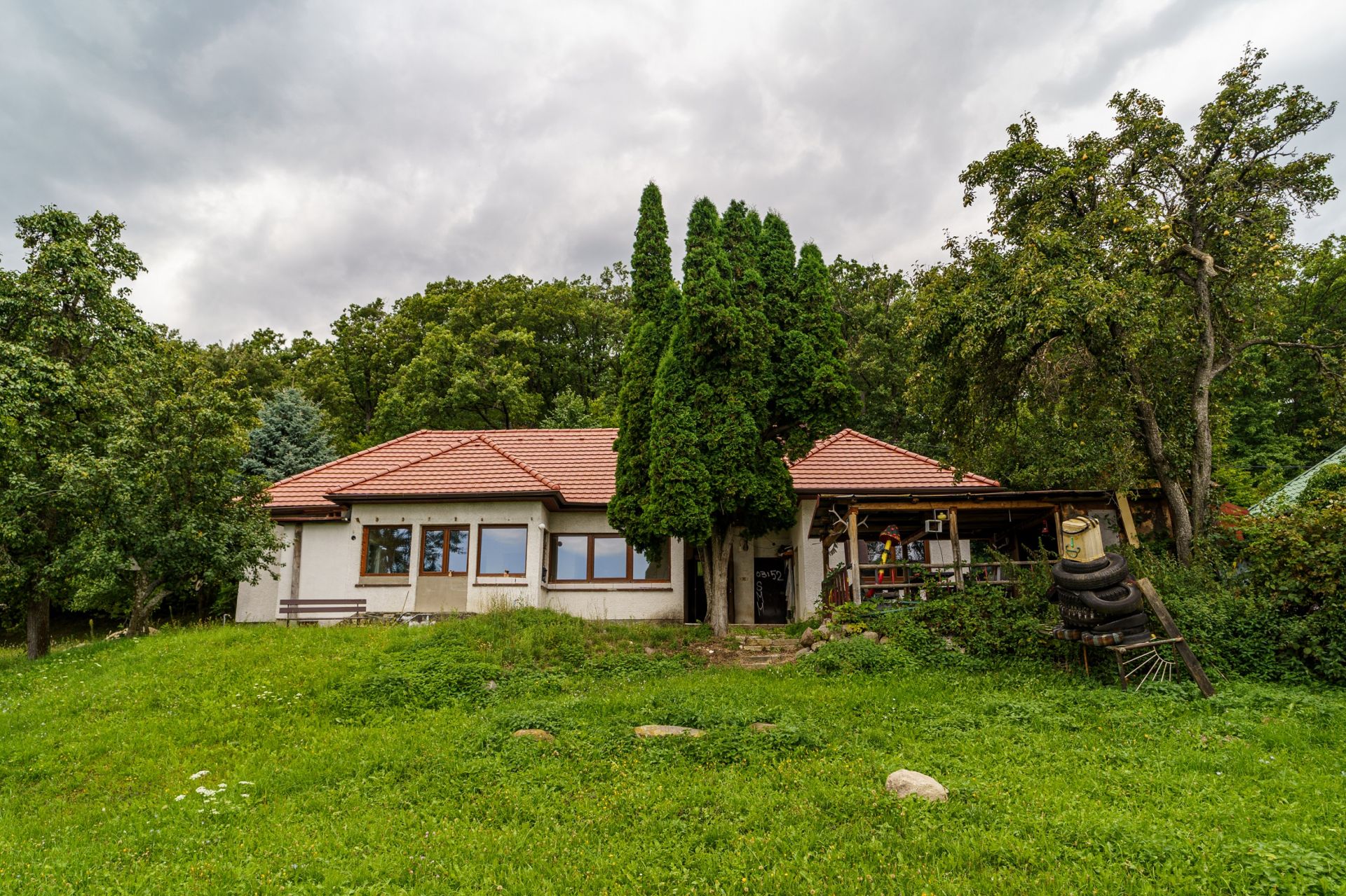 Ponúkame Vám na predaj rodinný dom po čiastočnej rekonštrukcií, v obci Pukanec - Majere.