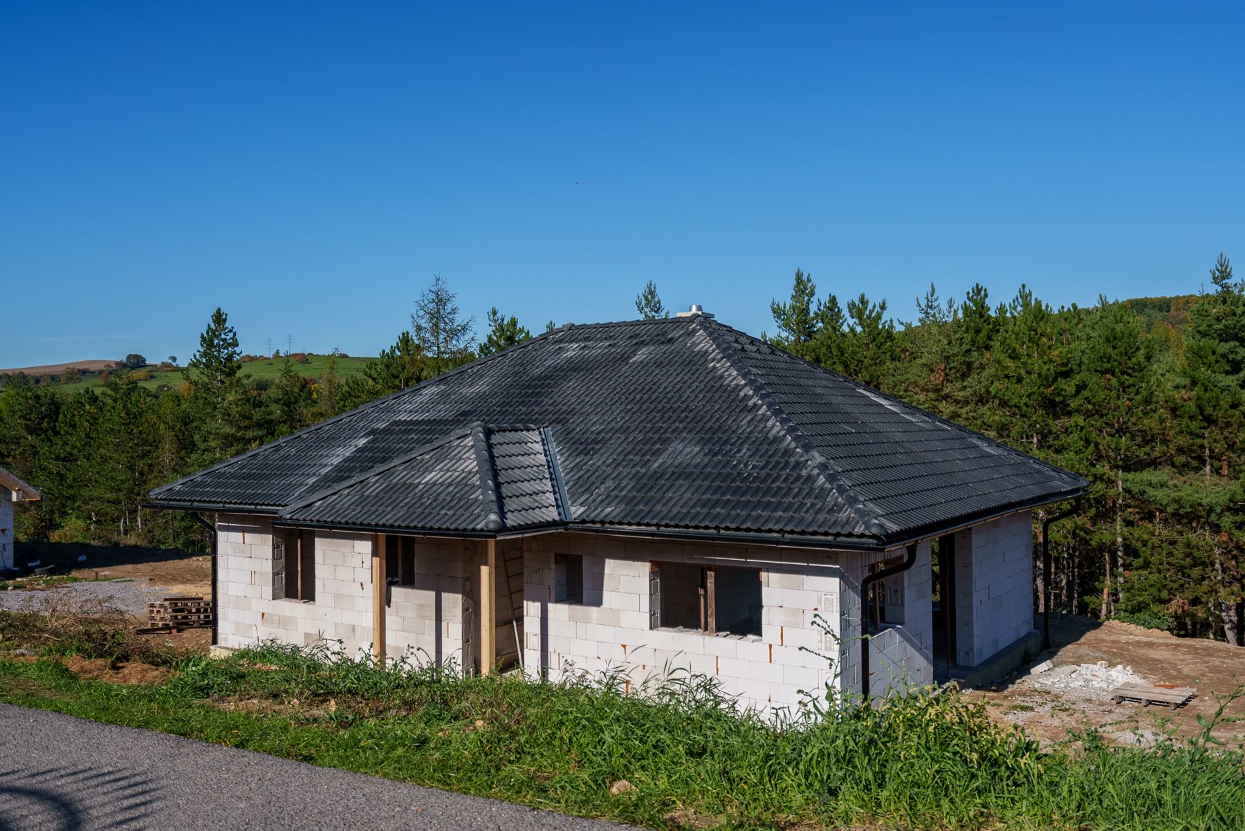 Ponúkame Vám na predaj rozostavaný rodinný dom na pozemku o rozlohe viac ako 900m2, v obci Svätý Anton.