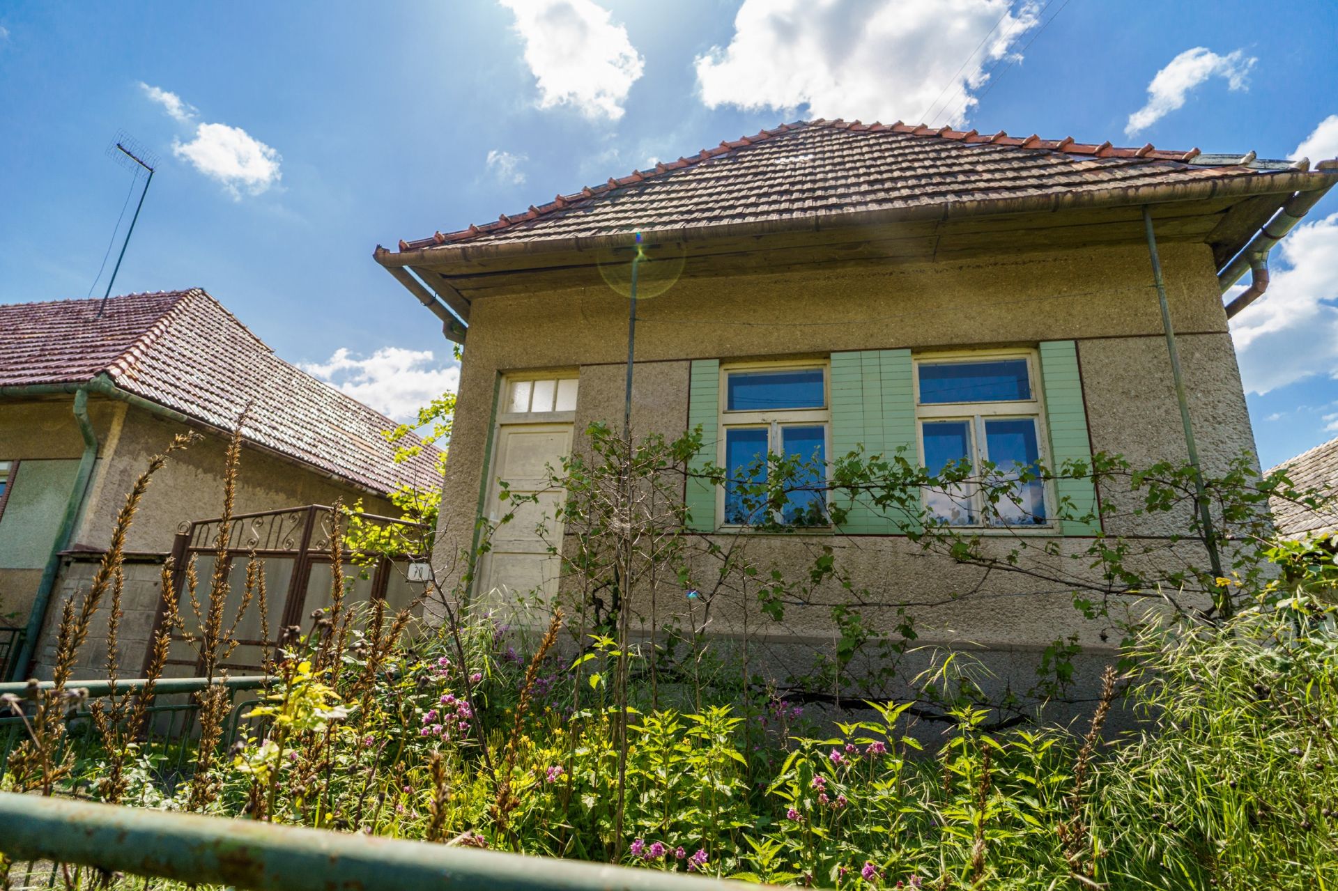Ponúkame Vám na predaj rodinný dom vhodný na rekonštrukciu podľa vlastných predstáv v obci Ladzany.