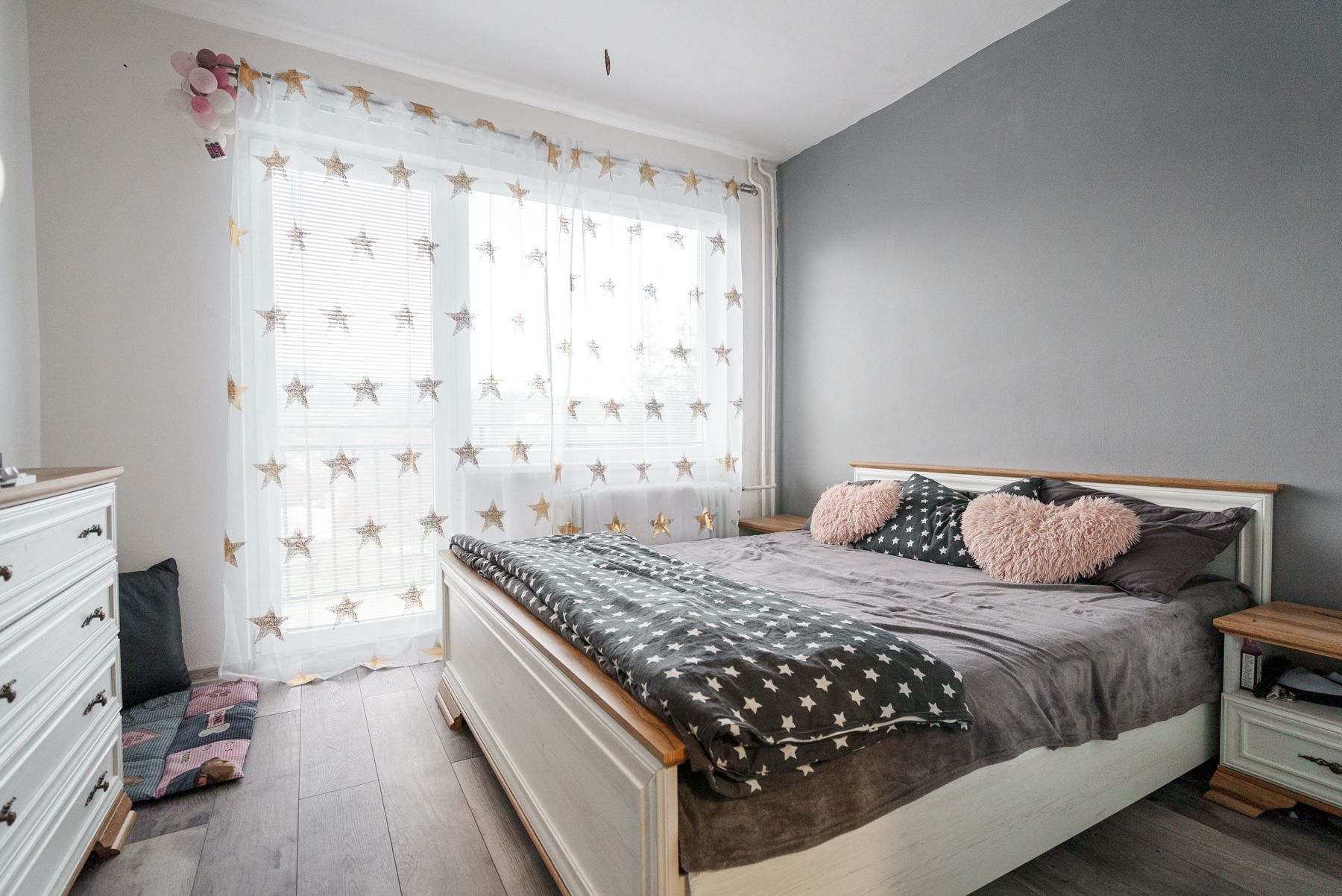 Ponúkame Vám na predaj komplet zrekonštruovaný 3 izbový byt s vnútornou garážou, v obci Ilija okres Banská Štiavnica
