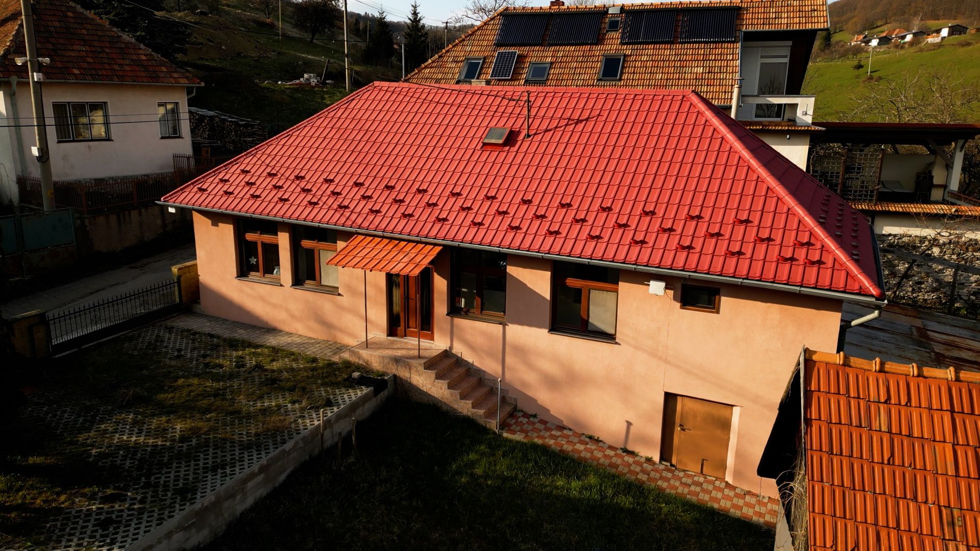 Ponúkame Vám na predaj rodinný dom po kompletnej rekonštrukcií, v obci Uhliská.