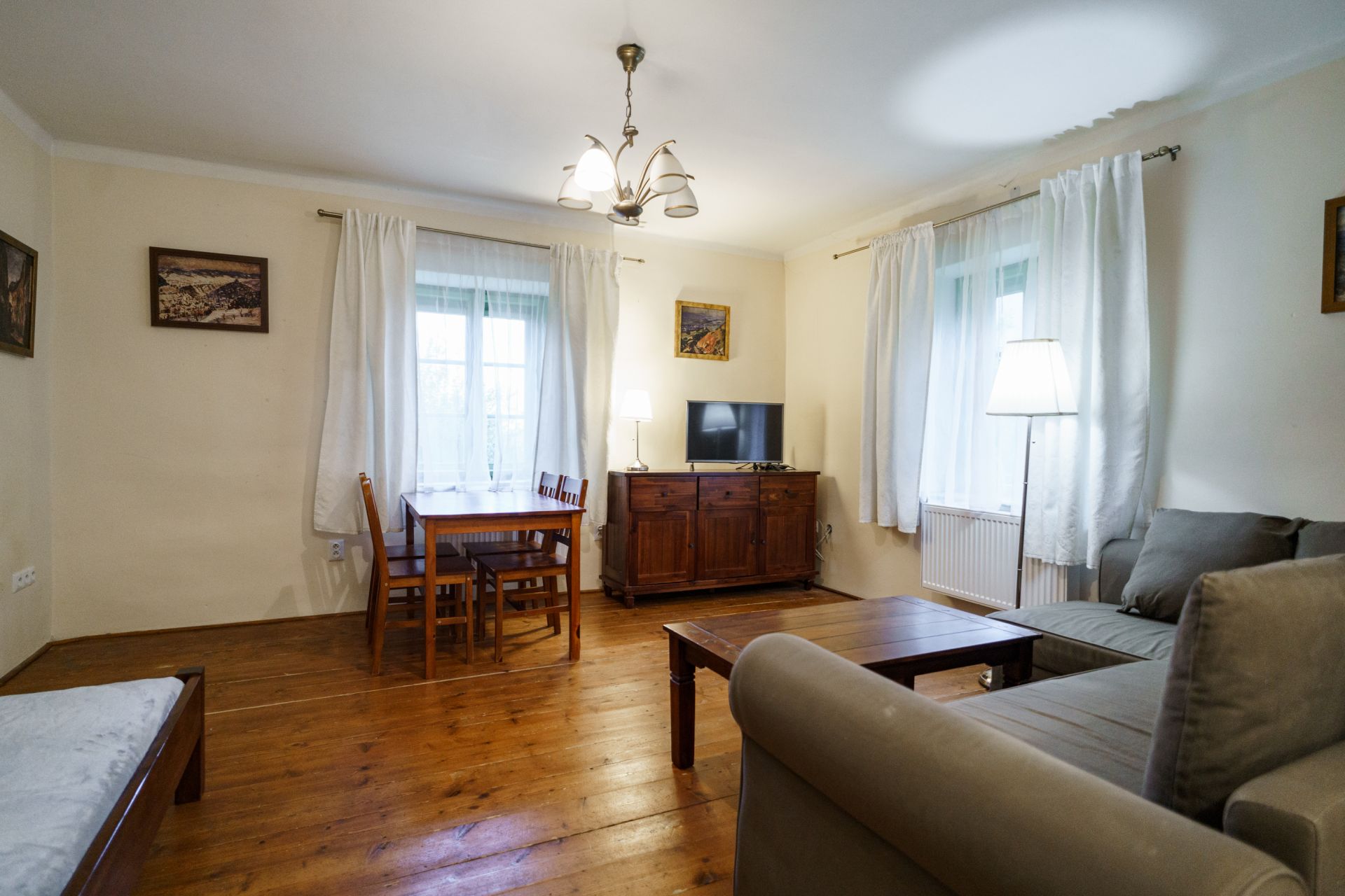 Ponúkame Vám na predaj rodinný dom s dvomi samostatnými bytovými jednotkami, v centre mesta Banská Štiavnica.