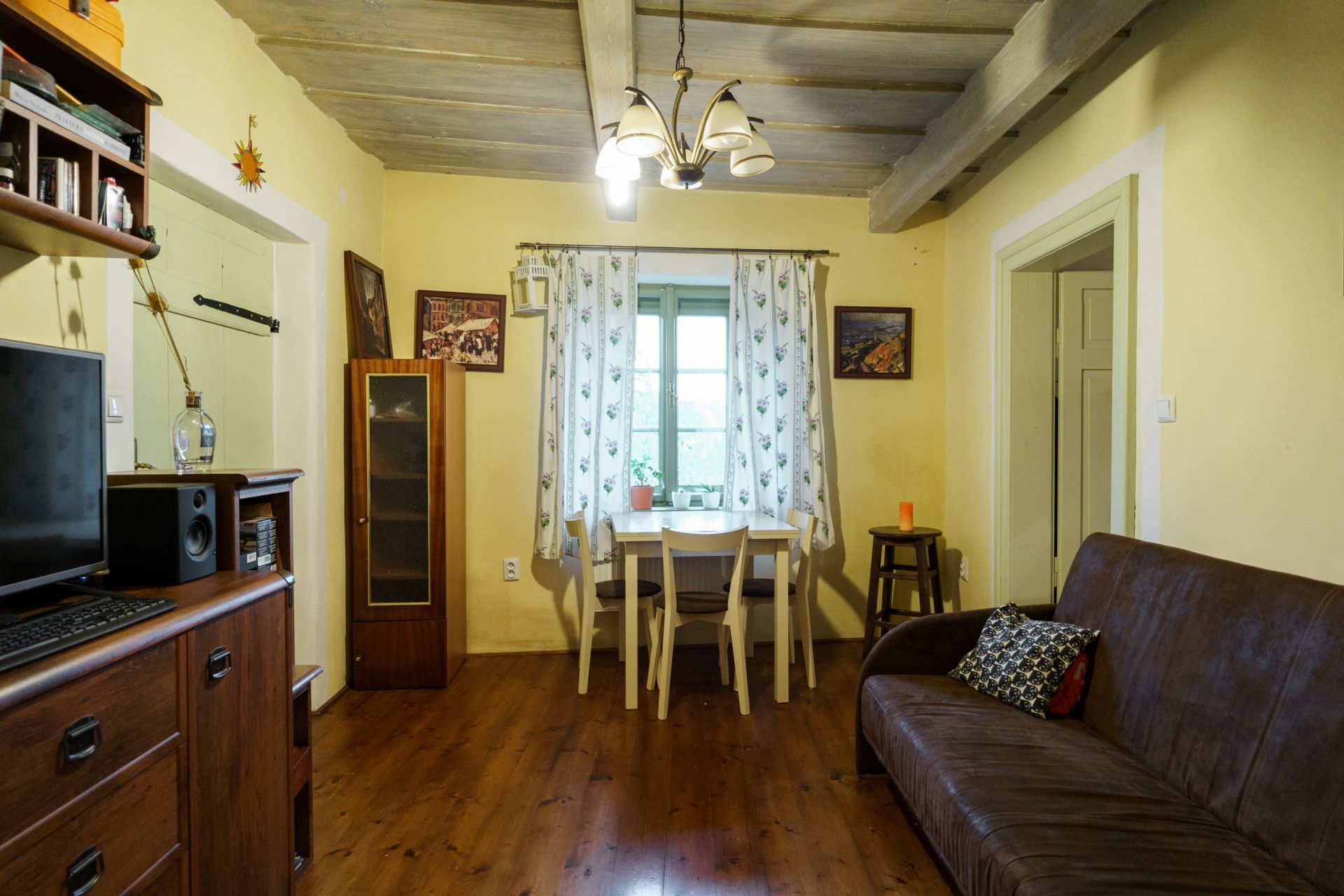 Ponúkame Vám na predaj rodinný dom s dvomi samostatnými bytovými jednotkami, v centre mesta Banská Štiavnica.