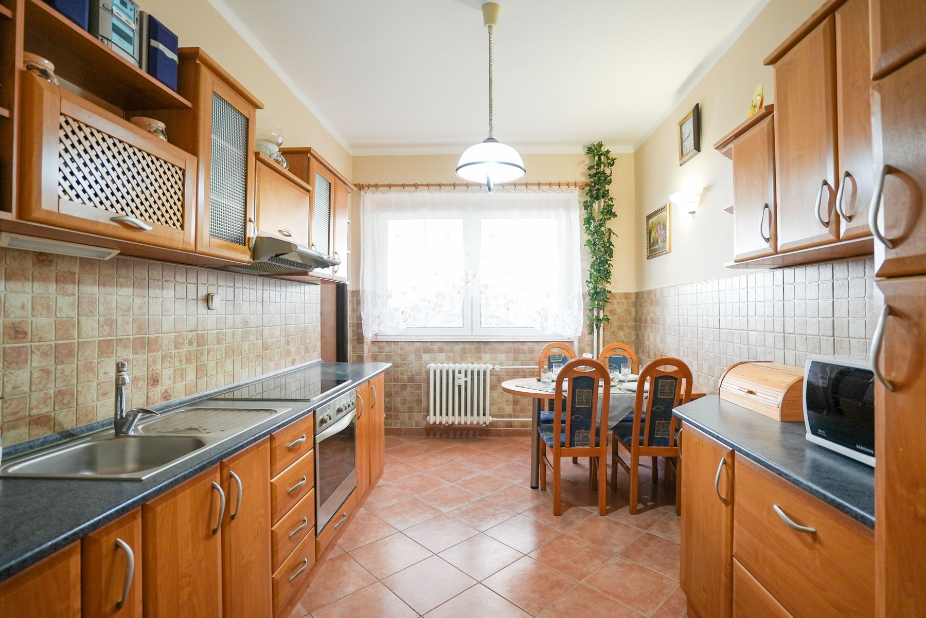 Ponúkame Vám na predaj 3i byt po čiastočnej rekonštrukcií v blízkosti centra mesta Banská Štiavnica.