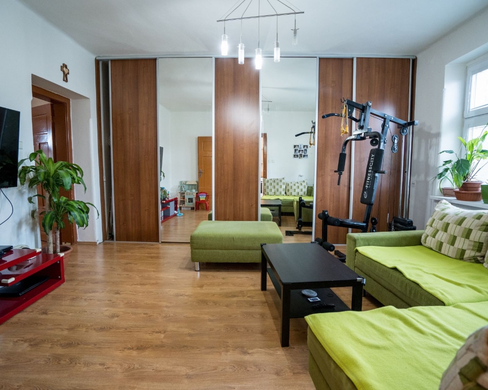 priestranný 2 izbový byt Levice