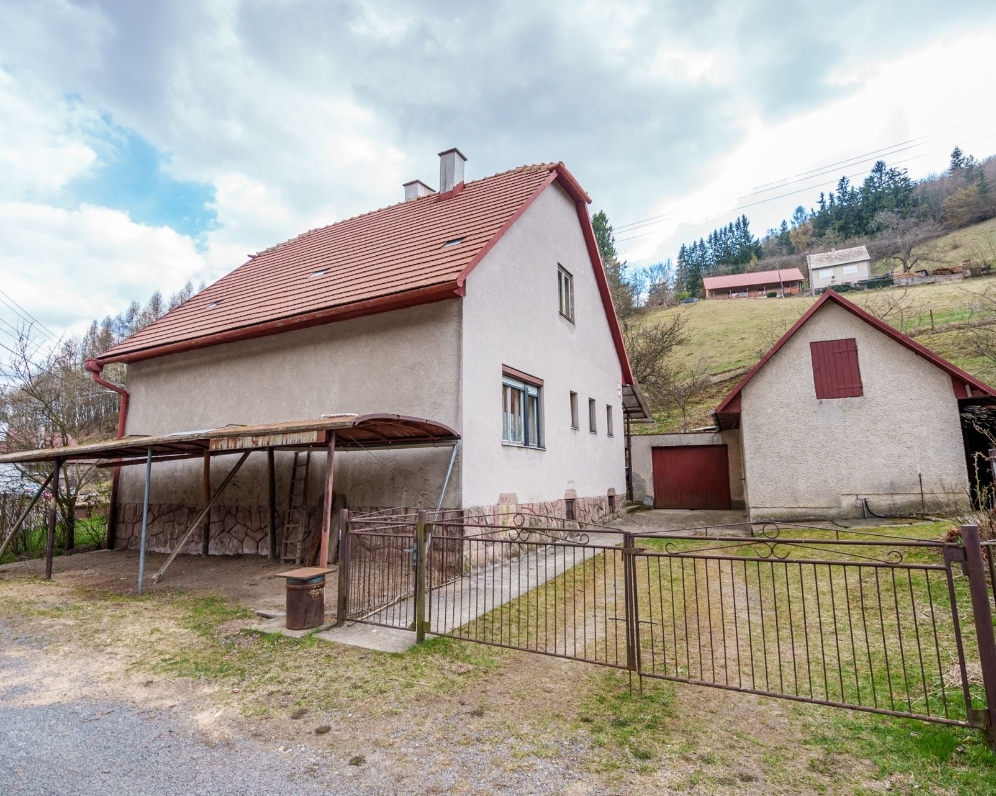 4 izbový rodinný dom s hospodárskou budovou, v Banskej Štiavnici.
