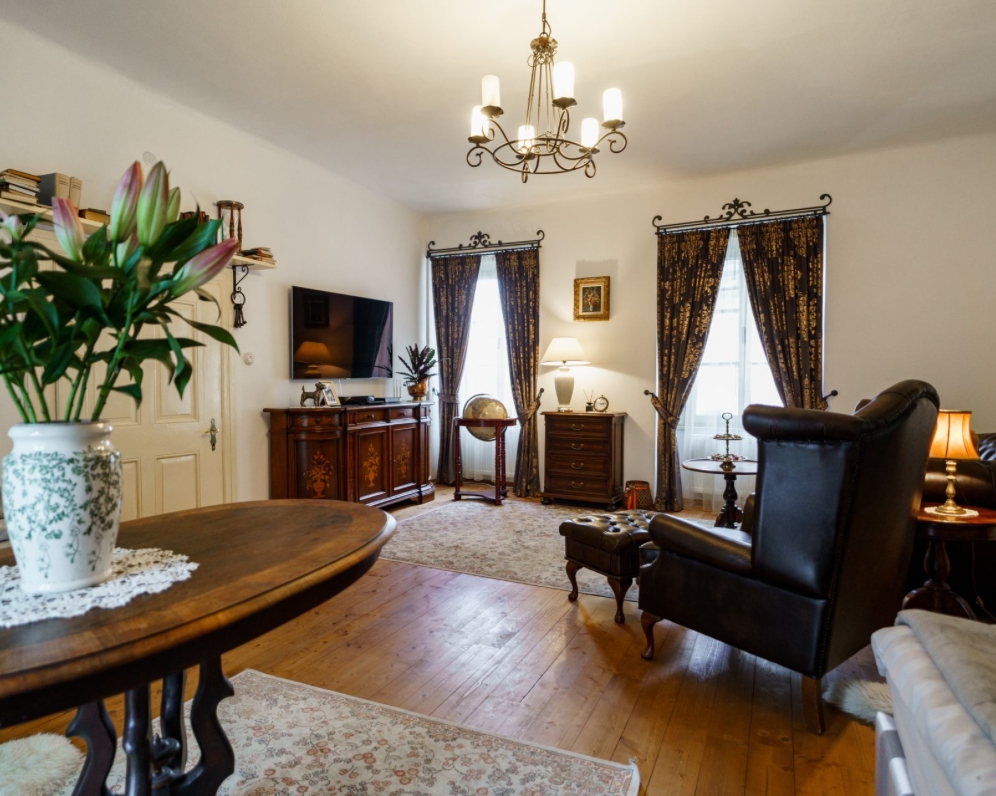 Na predaj komplet vybavený apartmán so súkromnou terasou, v centre mesta.