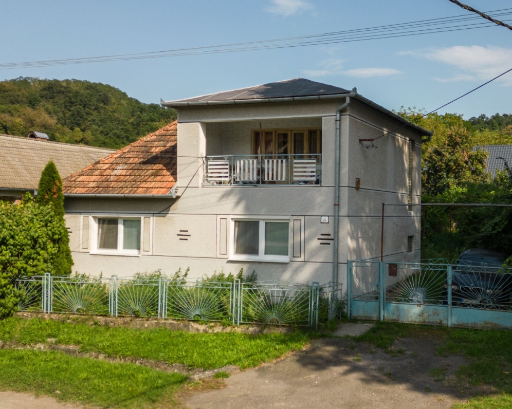 Ponúkame Vám na predaj rodinný dom vhodný na rekonštrukciu podľa vlastných predstáv v obci Lišov.