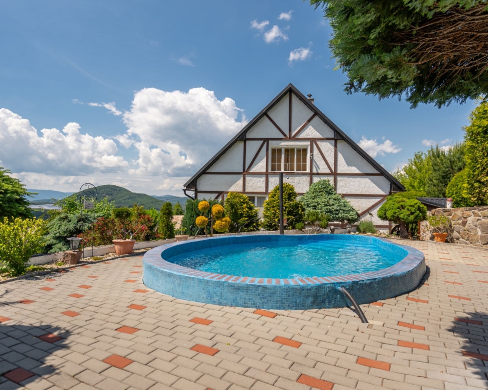 Na predaj rodinný dom s altánkom, garážou a s bazénom